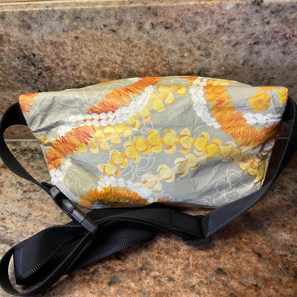 LOLA Simply Sisters Hawaiian Floral Lei Waist Bag Pouch - Picture 7 of 9